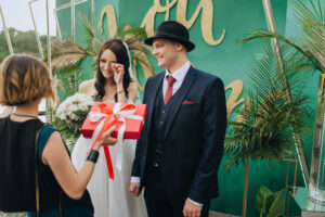 how much to spend on a wedding gift